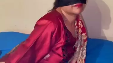 Hot Desi Finger Fucks in Silk Salwar Kameez!