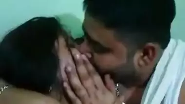 Bhabi LipLock