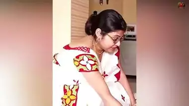 Sexy desi Deep Cleavage Expose Captured