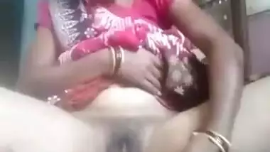 Telugu Desi XXX housewife masturbating her pussy with banana