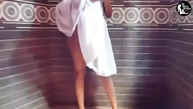 ඉස්කෝලේ ඇරිලා ඇවිත් කෙල්ල නාන ගමන් Sri Lanka School Girl Bath And Sexy Dance After School Sinhala