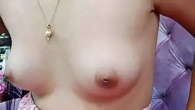 Sexy desi Girl Shows her Boob