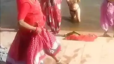 Desi Bhabhi bathing toipless in pond