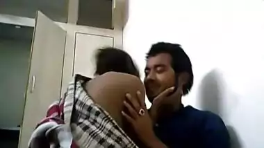 Indian college lovers got chance to fk she riding him