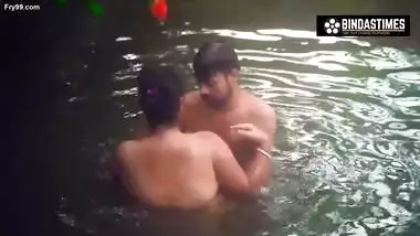 Desi Dhoban Bhabhi Ko Pani me gira ke khub choda