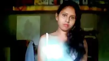 Desi cute girl sopna show her boobs