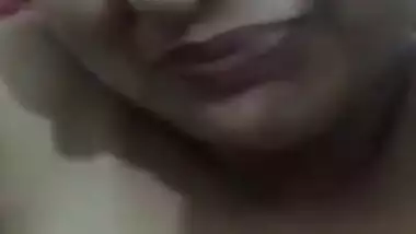 Desi MMS latest video of a desi girlâ€™s topless show