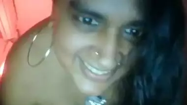 Indian aunty shows her hot body