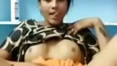 Desi girl shows off pussy to XXX lover via video link and becomes MMS