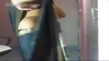 Hindi sex video of a big boobs bhabhi satisfying her fans on a webcam