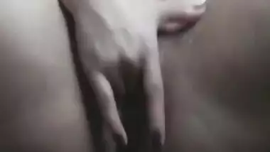 Hot Indian Bahabi Fingering Her Pussy And Squirting Juicy