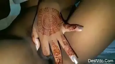 Horny desi babe fingering her juicy pussy in mehendi hand