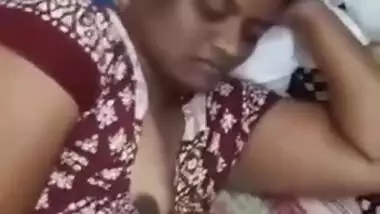 Desi Bahabhi Shows Boobs