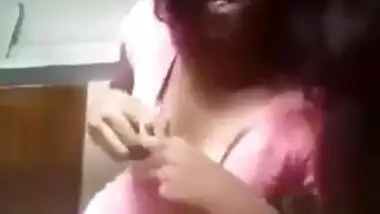 Today Exclusive- Desi Girl Showing Her Boobs