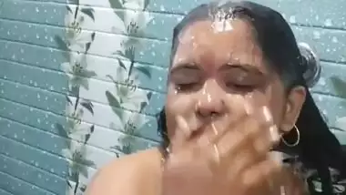 Busty Desi housewife takes hot bathing nude XXX video