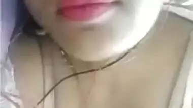 Sexy Pakistani bhabhi showing her boobs