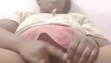 Mature South Indian mom makes XXX video of her fingering Desi cunt