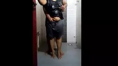 indian bhabhi blowjob in shower