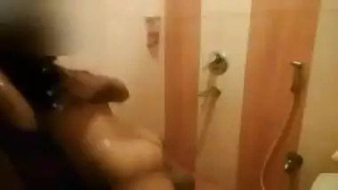 tamil Desi housewife orgasm in shower