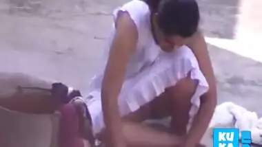 Upskirt video of desi aunty without a panty