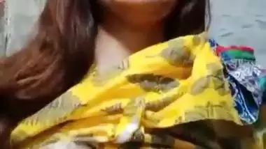 Paki sexy pathani bhabhi showing boobs