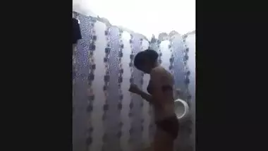 Nice sex video of modest Desi girl who shows XXX assets in bathroom