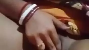 Unsatisfied horny Bengali Bhabhi fingering