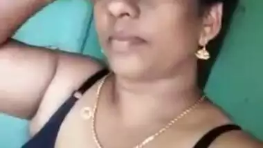 Bored Desi aunty with great XXX assets undresses while waiting for BF