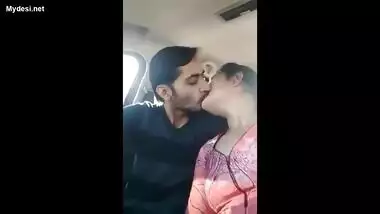 mumbai couple in car romance