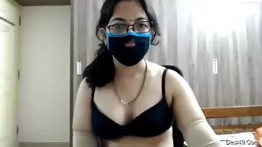 Today Exclusive- Sexy Desi Bhabhi Showing Her Boobs And Masturbating On Live Show Part 2