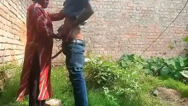 The guy fucks his married GF outdoors in a desi sex video