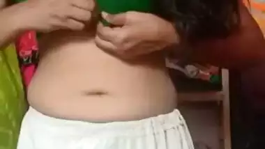 Modest Desi chick takes off green sari and reveals great XXX knockers