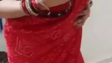 Desi bhabi show her big boob