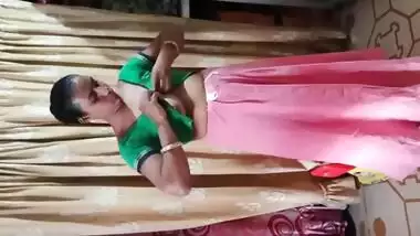 Bhabhi wearing after bath