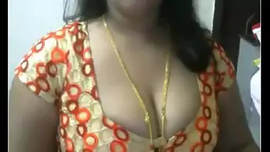 Desi Indian bhabhi exposing big boobs for you!