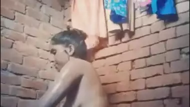 Desi Indian village girl bathing nude before cam
