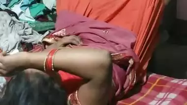 Dehati wife fucked by hubby in saree while son sleeping