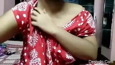 Hoot aunty showing cute boobs