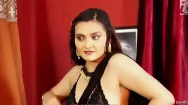 Desi seductress shows tits and XXX booty through transparent dress