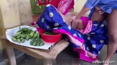 Vegetable Seller Kaamwali Aunty Fucked by Owner Hard