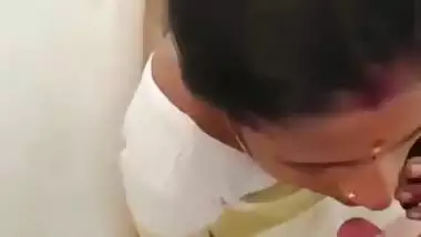 Cheating wife gives an outdoors Tamil blowjob to her BF