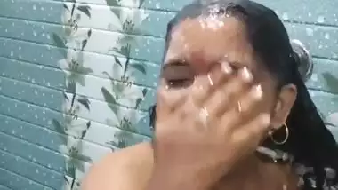 Desi fatty bhabi nude bath