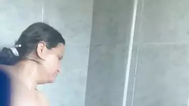 Sexy Paki Bhabi bathing