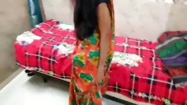 Desi Aunty And Desi Bhabhi In Pati Se Phone Pr Bat Karte Hue! Bhai Mujhe Jor Jor Se Chodo