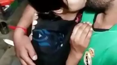 Girl kisses bearded Desi boyfriend on camera and it deserves some respect