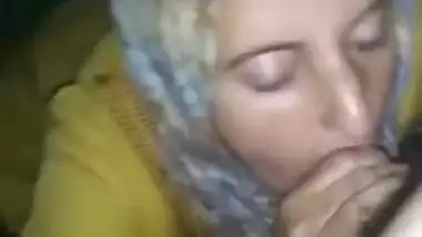 Hot Paki bhabhi blowjob with hijab