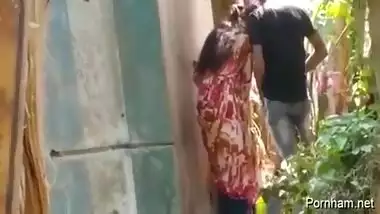 Fucking Desi Highschool Couple In Backyard