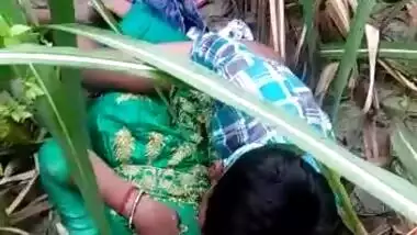 Dehati lovers having sex in a grass field