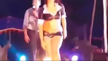 Mallu outdoor mujra stage dance night dancshow