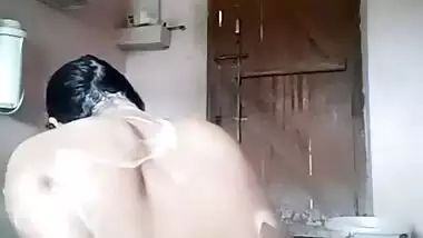 Sexy Sayra Aunty Bathing